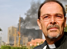 Monsignore Joachim Schroedel (Kairo): Monsignore Joachim Schroedel, im Hintergrund brennende Gebäude nach einem Anschlag in Kairo Monsignore Joachim Schroedel (Kairo): Monsignore Joachim Schroedel, im Hintergrund brennende Gebäude nach einem Anschlag in Kairo