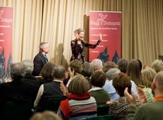 Domspatz-Soirée am 30. Januar 2015 mit Prof. h.c. Dr. habil. Elisabeth Lukas: Umjubelter Auftritt - Elisabeth Lukas auf der 25. Domspatz-Soirée 2013 Domspatz-Soirée am 30. Januar 2015 mit Prof. h.c. Dr. habil. Elisabeth Lukas: Umjubelter Auftritt - Elisabeth Lukas auf der 25. Domspatz-Soirée 2013