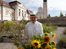 Domspatz-Soirée am 17. Juni 2016 mit "Kräuterpfarrer" Benedikt Felsinger OPraem: Kruterpfarrer Benedikt im Klostergarten von Stift Geras - Der Garten ist fr ihn eine Kanzel fr die Wohltaten Gottes