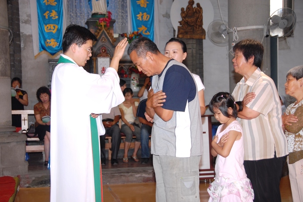 Segnung von Taufbewerbern in der Kathedrale von Shenyang im Nordosten Chinas - viele Chinesen entdecken das Christentum als Religion der Nächstenliebe und der persönlichen Entfaltung