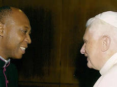 Domspatz-Soirée mit Prälat Obiora Ike, Ministerpräs. a. D. Prof. Werner Münch und Alexandra M. Linder: Prof. Dr. Obiora Ike mit Papst Benedikt XVI. Domspatz-Soirée mit Prälat Obiora Ike, Ministerpräs. a. D. Prof. Werner Münch und Alexandra M. Linder: Prof. Dr. Obiora Ike mit Papst Benedikt XVI.