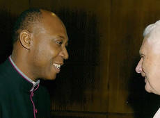 Prälat Prof. Dr. Obiora Ike: Prof. Dr. Obiora Ike mit Papst Benedikt XVI. Prälat Prof. Dr. Obiora Ike: Prof. Dr. Obiora Ike mit Papst Benedikt XVI.