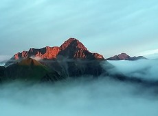 Das Alter willkommen heißen: Sonnenuntergang am Nebelhorn bei Oberstdorf: Kurz vor dem Untergang taucht die Sonnen nur noch die Gipfel in Licht und Farben - Gleichnis für die rechte Rückschau auf unser Leben und Verheißung für das Leben 'hinter dem Horizont'. (Foto: Michael Ragg) Das Alter willkommen heißen: Sonnenuntergang am Nebelhorn bei Oberstdorf: Kurz vor dem Untergang taucht die Sonnen nur noch die Gipfel in Licht und Farben - Gleichnis für die rechte Rückschau auf unser Leben und Verheißung für das Leben 'hinter dem Horizont'. (Foto: Michael Ragg)