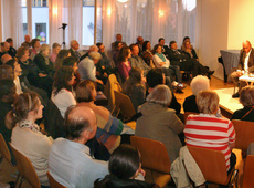 Domspatz-Soiréen: Domspatz-Soirée mit Pater Prof. Dr. Obiora Ike im Kulturzentrum Movimento in München Domspatz-Soiréen: Domspatz-Soirée mit Pater Prof. Dr. Obiora Ike im Kulturzentrum Movimento in München