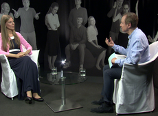 Furcht gibt es in der Liebe nicht (1 Joh 4,18) Distanz zur Angst: Trauma-Therapeutin Peggy Paquet (hier bei Fernsehaufnahmen mit Michael Ragg) versucht, die Ängste vieler Menschen durch ihre neue Methode der 'Liebevollen Zwiesprache' zu lösen. Furcht gibt es in der Liebe nicht (1 Joh 4,18) Distanz zur Angst: Trauma-Therapeutin Peggy Paquet (hier bei Fernsehaufnahmen mit Michael Ragg) versucht, die Ängste vieler Menschen durch ihre neue Methode der 'Liebevollen Zwiesprache' zu lösen.