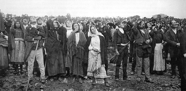 Das 'Sonnenwunder' in Fatima am 13. Oktober 1917. Siebzigtausend Menschen, darunter viele Sptter und Kirchengegner bezeugten das von der Erscheinung angekndigte Wunder, mit dem die Gottesmutter die Berichte der Seherkinder beglaubigt hat.