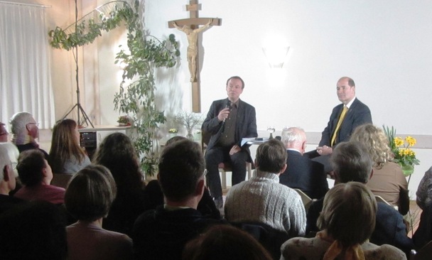 Michael Ragg und Michael Hesemann beim Podiumsgesprch der Katholischen Erwachsenenbildung