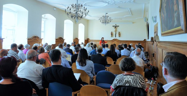 Inspirierender Vortrag der österreichischen Nationalrätin Dr. Gudrun Kugler beim Christlichen Forum im Kloster Frauenberg in Fulda
