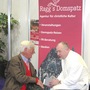 Kennenlernen am Domspatz-Stand: Siegfried Rauch und Kräuterpfarrer Benedikt (Foto: Vivian Ragg)