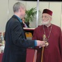Am Domspatz-Stand: Patriarch Gregorios im Gesprch mit Michael Ragg