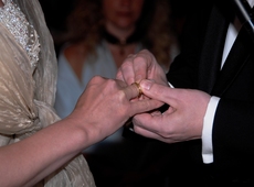 Ehe für alle - Fortschritt oder Irrweg?: Das Anstecken der Hochzeitsringe - Symbol für den Lebensbund von Mann und Frau Ehe für alle - Fortschritt oder Irrweg?: Das Anstecken der Hochzeitsringe - Symbol für den Lebensbund von Mann und Frau