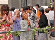 Von Mao zu Jesus? Weltmacht China am Scheideweg (Bildvortrag): Gläubige nach dem Ende einer Heiligen Messe in der Nantang-Kathedrale, Peking: In China boomt das Christentum. Der Staat geht inzwischen wieder rigoros gegen alle Religionsgemeinschaften vor. Von Mao zu Jesus? Weltmacht China am Scheideweg (Bildvortrag): Gläubige nach dem Ende einer Heiligen Messe in der Nantang-Kathedrale, Peking: In China boomt das Christentum. Der Staat geht inzwischen wieder rigoros gegen alle Religionsgemeinschaften vor.
