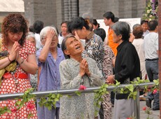 Von Mao zu Jesus? – Weltmacht China am Scheideweg (Bildvortrag): Glubige nach dem Ende einer Heiligen Messe in der Nantang-Kathedrale, Peking: In China boomt das Christentum. Der Staat geht inzwischen wieder rigoros gegen alle Religionsgemeinschaften vor.