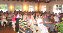 Bis auf den letzten Platz gefllt - Monsignore Schroedel im Anna-Haus in Opfenbach