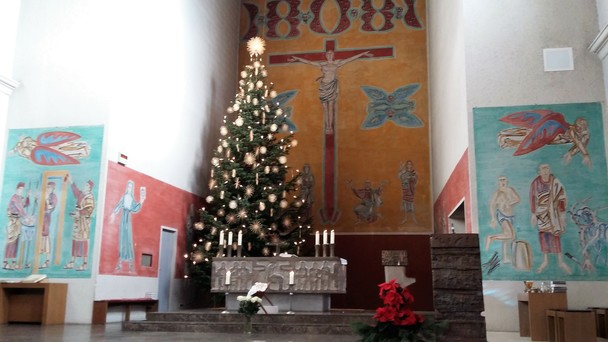 Altarraum der Herz-Jesu-Kirche in Stuttgart an Weihnachten (Foto: Michael Ragg)