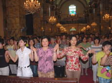 Gott in China - Christlicher Aufbruch im Reich der Mitte (Bildvortrag): Südliche Kathedrale in Peking – Gläubige beten das Vaterunser Gott in China - Christlicher Aufbruch im Reich der Mitte (Bildvortrag): Südliche Kathedrale in Peking – Gläubige beten das Vaterunser