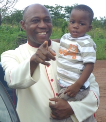 Prof. Dr. Obiora Ike mit Kind Prof. Dr. Obiora Ike mit Kind