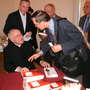 Kardinal Brandmüller signiert sein neues Buch
