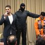 Domspatz-Soirée mit Michael Hesemann in München - Simon Jacob demonstriert IS-Hinrichtung