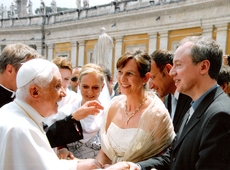 'Für Größe geschaffen' (Benedikt XVI.) Als Christ in der Zeitenwende: Papst Benedikt XVI. bei der Segnung von Neuvermählten auf dem Petersplatz: Nicht nur bei der Sicht auf Mann und Frau, Ehe und Familie erleben wir in rasantem Tempo eine Umwertung aller Werte. 'Für Größe geschaffen' (Benedikt XVI.) Als Christ in der Zeitenwende: Papst Benedikt XVI. bei der Segnung von Neuvermählten auf dem Petersplatz: Nicht nur bei der Sicht auf Mann und Frau, Ehe und Familie erleben wir in rasantem Tempo eine Umwertung aller Werte.