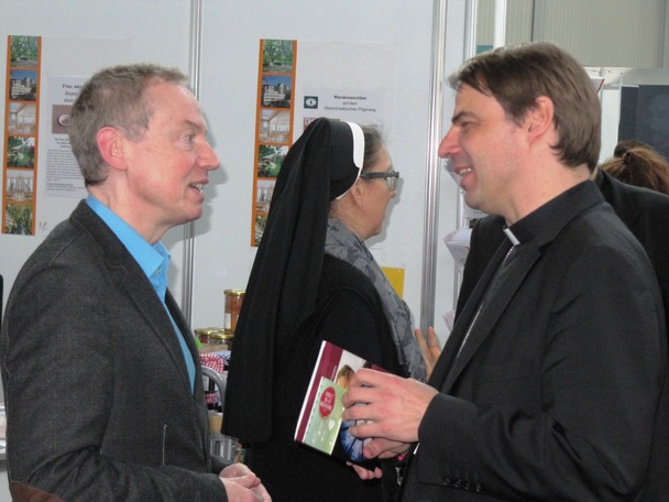 Am Informationsstand von Raggs Domspatz auf der MEHR-Konferenz in Augsburg: Michael Ragg im Gesprch mit dem Bischof von Passau, Professor Stefan Oster