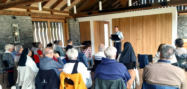 Ausgebucht war unser erstes Wochenende 'Die seelische Hausapotheke' in der Schweiz. Das Dominikus-Haus, der neue Vortragssaal der Dominikanerinnen von Kloster Cazis in Graub�nden war mit seiner tollen Ausstattung und Atmosph�re ein gro�artiger Ort f�r eine gelungene Premiere!