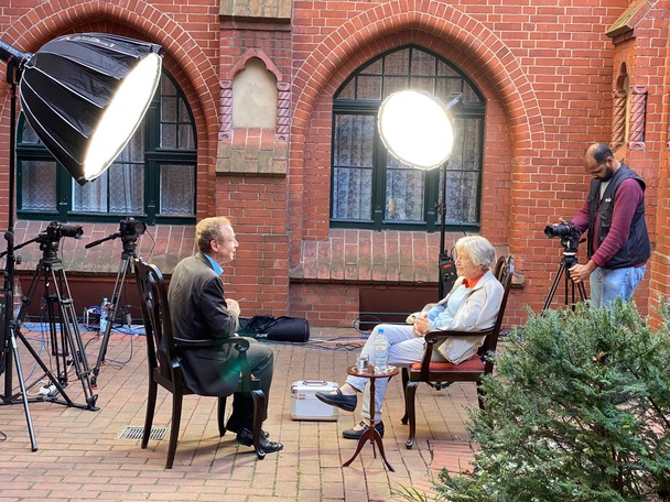 Dr. Sigrid Grabner und Michael Ragg bei Aufzeichnung der EWTN-Sondersendung zum Thema '30 Jahre deutsche Einheit' im Innenhof des Institutes St. Philipp Neri in Berlin