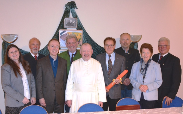 Generalversammlung des Vereins Freunde der Heilkruter am 19.11.2016 in Karlstein/Thaya: Kruterpfarrer Benedikt Felsinger OPraem (M.) mit Michael Ragg (l.), Obmann OSR Karl Wanko (r.) und Mitgliedern des Vorstands