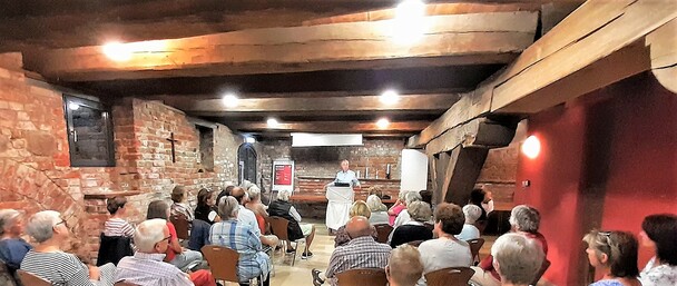 Stralsund - Glubige der kath. Pfarrei Hl. Dreifaltigkeit und Urlauber beim Vortrag von Michael Ragg in Stralsund an der Ostsee 2022