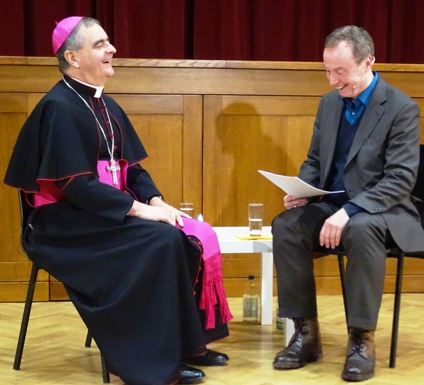 Als die Radio-Sendung 'Standpunkt' einmal live und ffentlich vor Publikum gesendet wurde: Der Apostolische Nuntius in Deutschland, Erzbischof Dr. Nikola Eterovic, mit Michael Ragg im Cardinal-Bengsch-Saal in Berlin-Schneberg. 