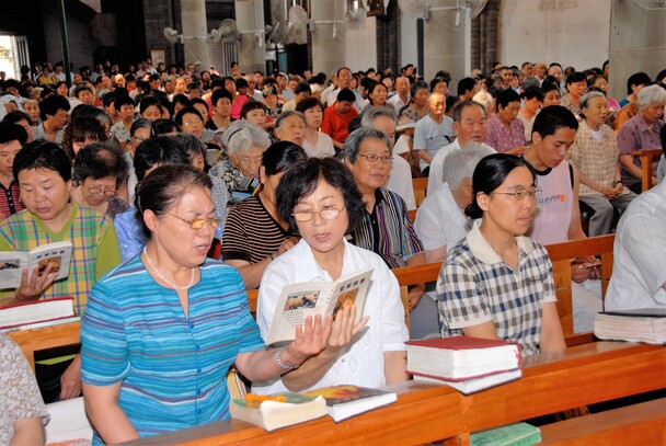 China - volle Kirchen  - hier in Pekings Nantang-Kathedrale -, aber wachsender Druck des Staates (Foto: Claudio Josef Schmid)