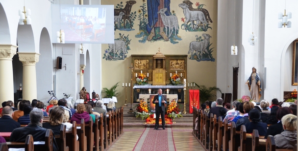 Bibeltagung in Sankt Clemens Berlin, Pfingsten 2015: Michael Ragg zeigt Bilder vom Wirken des Heiligen Geistes im heutigen China (Foto: Sabine Denner) 