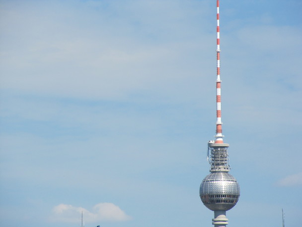 Berliner Fernsehturm: Auf der Kuppel des hchsten deutschen Bauwerks ist bei Sonnenschein stets ein Kreuz zu sehen. Dabei hatte Walter Ulbricht den Fernsehturm extra nahe an die Grenze zum freien Westberlin bauen lassen, um die angebliche berlegenheit des Sozialismus zu demonstrieren. Der Volksmund nannte das durch nichts zu entfernende Lichtkreuz: die Rache des Papstes.