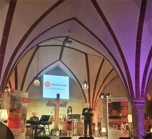 Kultureller Höhepunkt beim Begegnungstag von 'Kirche in Not' in Salzburg. Michael Ragg sagt den Auftritt der Opern- und Konzertsängerin Cornelia Heil an, begleitet von Klaus Rothaupt.