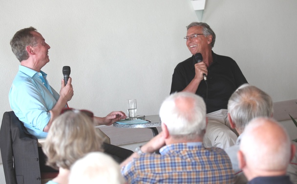 Gute Stimmung beim Nachmittag der Katholischen Erwachsenenbildung (KEB): Wolfgang Bosbach MdB und Michael Ragg (Moderation)