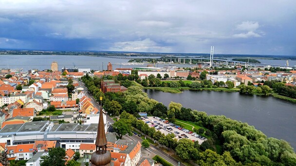 Blick vom Turm der Marienkirche in Stralsund auf die R�genbr�cke (Foto (c) Michael Ragg )