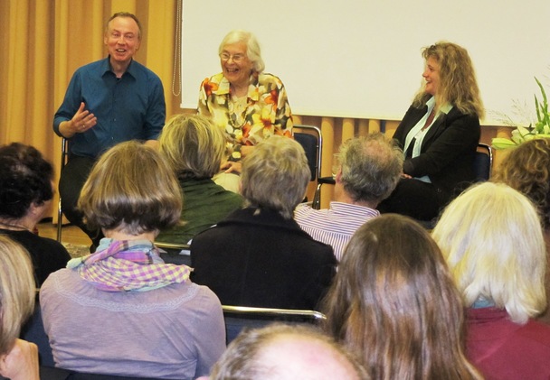 Gute Stimmung unter den mehr als hundert Teilnehmern unserer Domspatz-Soirée nach dem Marsch für das Leben 2015 im Erzbischöflichen Bernhard-Lichtenberg-Haus an der Sankt-Hedwigs-Kathedrale - von links: Moderator Michael Ragg, Christa Meves und Alexandra Maria Linder.   Gute Stimmung unter den mehr als hundert Teilnehmern unserer Domspatz-Soirée nach dem Marsch für das Leben 2015 im Erzbischöflichen Bernhard-Lichtenberg-Haus an der Sankt-Hedwigs-Kathedrale - von links: Moderator Michael Ragg, Christa Meves und Alexandra Maria Linder.