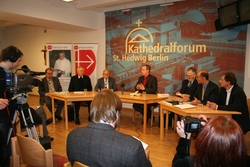 Michael Ragg leitet Pressekonferenz mit Huber Matos et al