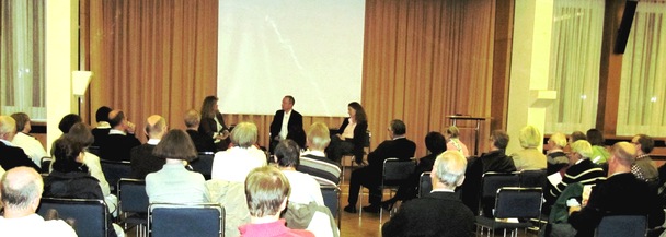 Sehr gut besuchte Domspatz-Soire zum Marsch fr das Leben 2013 im Bernhard-Lichtenberg-Haus mit (v.l.) Alexandra Maria Linder, Michael Ragg (Moderation) und Hedwig Freifrau von Beverfoerde