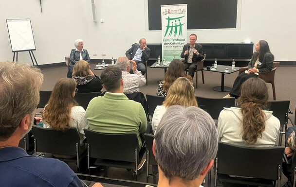 Podium der ersten 'FamilienLounge' des Familienbundes der Katholiken im Bistum Augsburg mit v. l. Ursula Fehlner, Prof. Dr. Klaus Zierer, Michael Ragg und Simone Jena