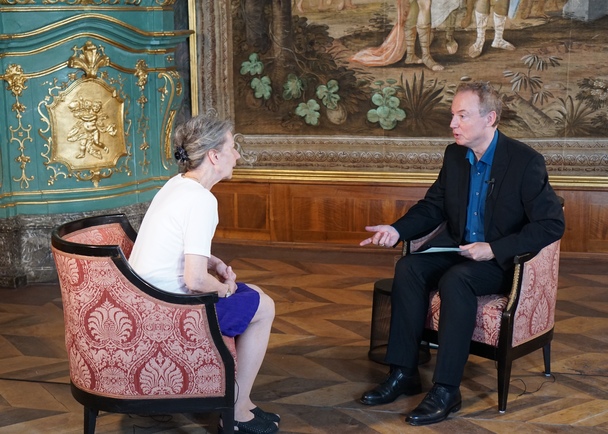 Professor Elisabeth Lukas und Michael Ragg drehen im Kloster Heiligenkreuz die Serie 'Wie Leben gelingen kann'