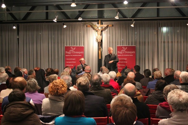 Ein Kardinal zum Freuen! Im brechend vollen Saal im Kirchenzentrums St. Philipp Neri in Mnchen-Neuperlach begeisterte Kurienkardinal Dr. Paul Josef Cordes mehr als 150 Besucher.