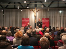 Rückschau: Domspatz-Soirée mit Kardinal Dr. Paul Josef Cordes: Ein Kardinal zum Freuen! Im brechend vollen Saal im Kirchenzentrums St. Philipp Neri in München-Neuperlach begeisterte Kurienkardinal Dr. Paul Josef Cordes mehr als 150 Besucher. Rückschau: Domspatz-Soirée mit Kardinal Dr. Paul Josef Cordes: Ein Kardinal zum Freuen! Im brechend vollen Saal im Kirchenzentrums St. Philipp Neri in München-Neuperlach begeisterte Kurienkardinal Dr. Paul Josef Cordes mehr als 150 Besucher.
