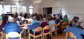 Blick in einen Teil des vollbesetzten Saales des Pfarrei St. Justina in Bad W�rishofen. Aufmerksam und engagiert folgten die Teilnehmer  den Gedanken des Referenten zum 'Sterben in W�rde'.