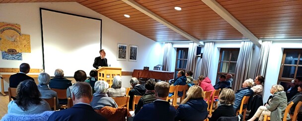 'Euer Herz sei ohne Angst' - Eingeladen zum Vortrag von Michael Ragg in den Pfarrsaal der kath. Pfarrei in Murnau hatte das Kreisbildungswerk Garmisch-Partenkirchen. Guter Besuch und interessierte Zuh�rer schufen eine dichte Atmosph�re.