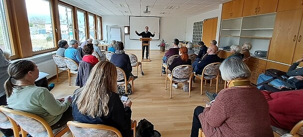 Aufmerksame Teilnehmer beim zweiten Wochenendkurs zur 'seelischen Hausapotheke' im Kloster Brandenburg/Iller