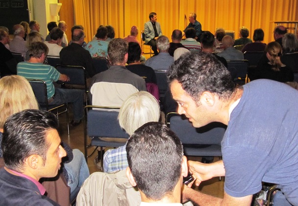 Domspatz-Soire im Bernhard-Lichtenberg-Haus des Erzbistums Berlin: Auf dem Podium spricht Pastor Dr. Gottfried Martens (links) mit Michael Ragg ber das 'Wunder' der Taufe von bislang mehr als neunhundert Muslimen in seiner Gemeinde. Zu den zahlreichen Teilnehmern der Soire gehrten auch vier aus dem Iran stammende neugetaufte Christen.