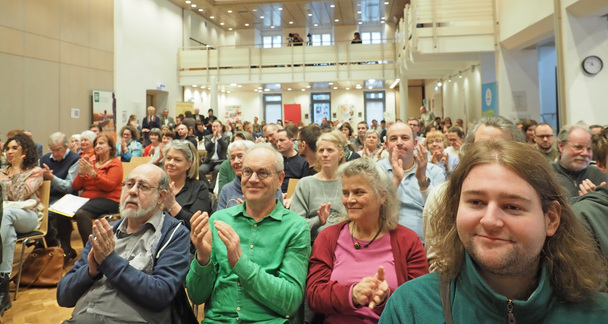 Begeisterung im voll besetzten Saal des Augsburger Kolpinghauses f�r die ermutigenden Worte der sachkundigen Gespr�chsg�ste