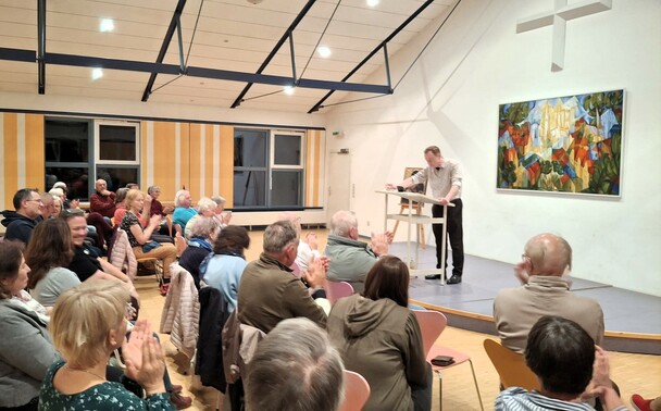 Die 'Heilkraft der Dankbarkeit' war Thema des Vortrags von Michael Ragg bei der Stadtkirche Kolbermoor - ein vergn�glicher Abend mit Pfarrer Scheurenbrand, Diakon Mitl�hner und vielen begeisterten Besuchern.