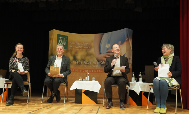Gute Stimmung auf dem Nachmittagspodium des Familientags: v.l. Romy Richter (Nestbau e.V.), Schauspieler Horst Kummeth, Moderator Michael Ragg und Hospiz-Ausbilderin Dipl.-Theol. Gudrun Theurer